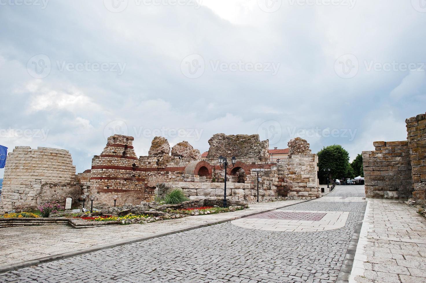 ruinerna av den gamla gamla staden nesebar, bulgarien. foto