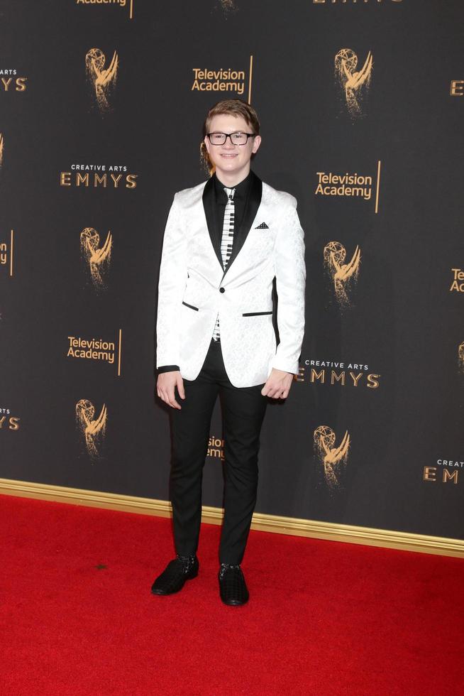 los angeles 10 sep, aidan miner vid 2017 creative arts emmy awards ankomster till microsoft theater den 10 september 2017 i los angeles, ca. foto