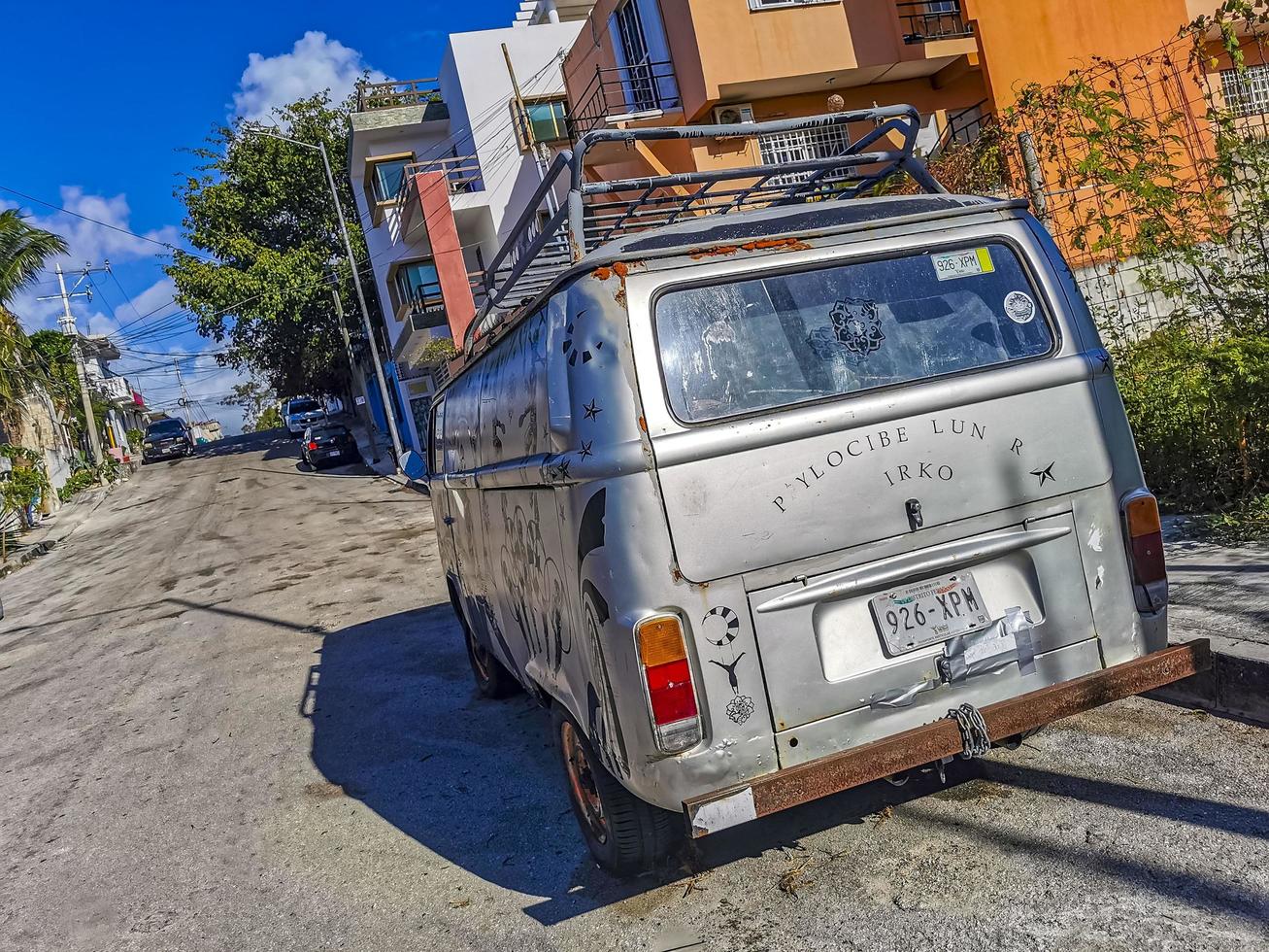 playa del carmen quintana roo mexico 2022 gammal svart trasig smutsig vw buss volkswagen bil rostar mexico. foto