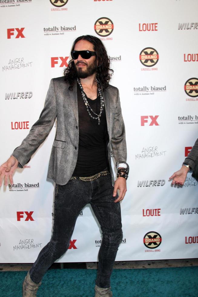 los angeles, 26 juni - russell brand anländer till fx summer comedies party på lure den 26 juni 2012 i los angeles, ca. foto