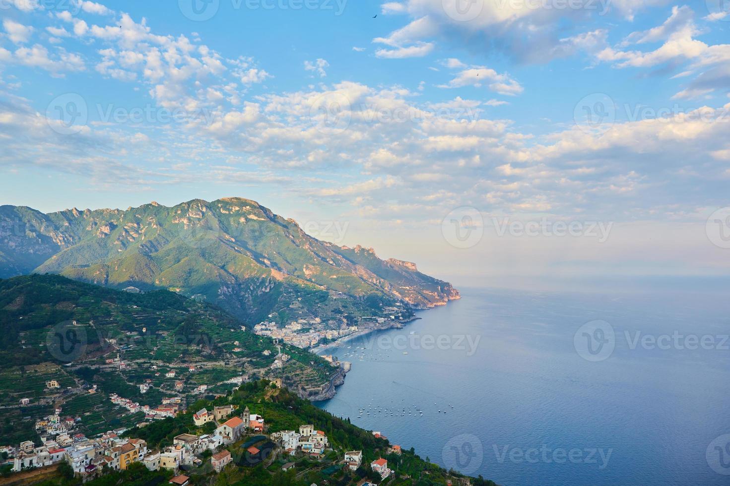 hög vinkel utsikt över minori och maiori, amalfikusten, italien foto