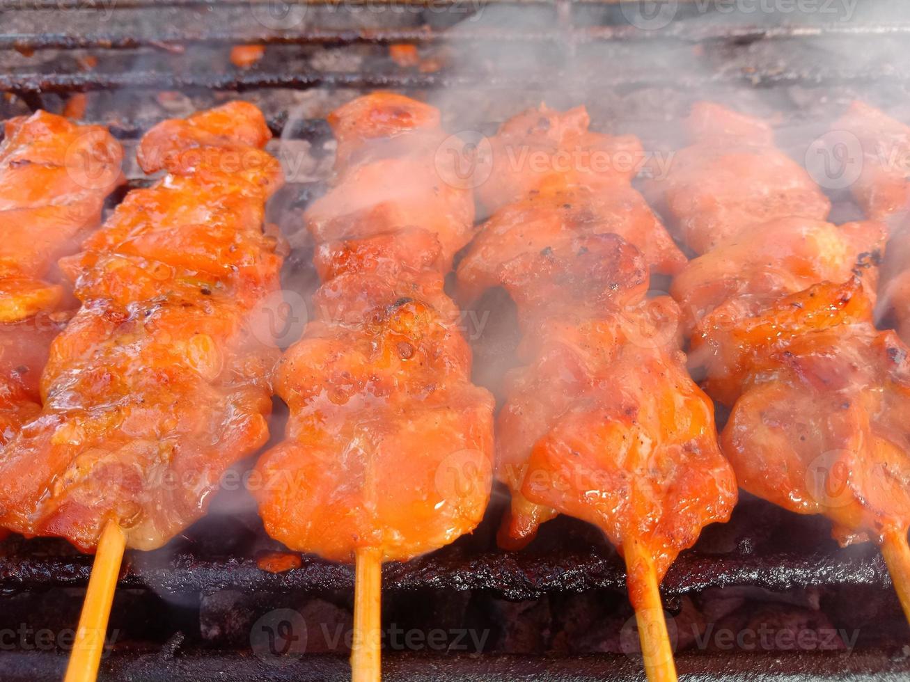 spett kycklingbitar steka på grillen och rök. grillad kyckling foto