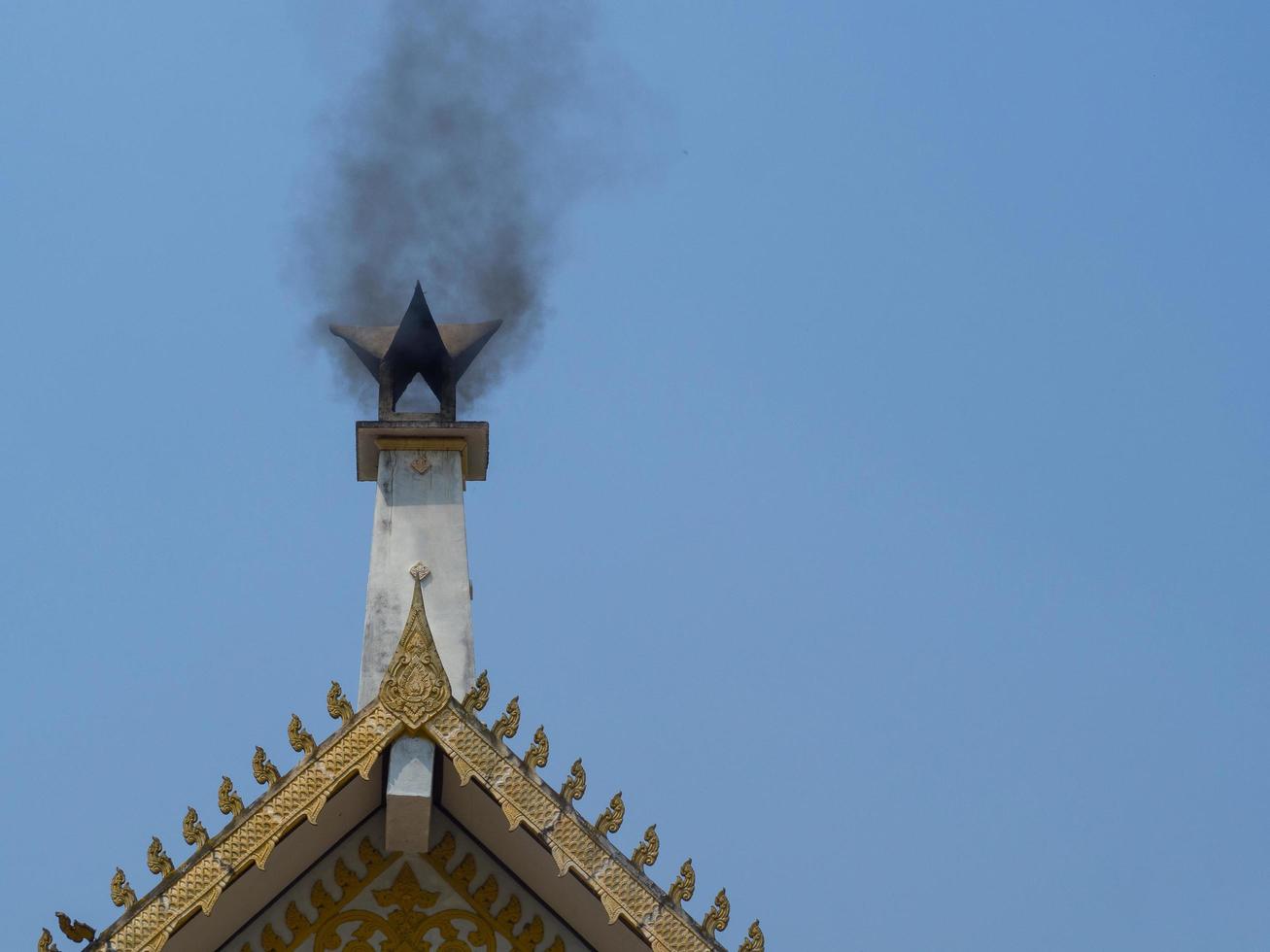 toppen av thailändska krematoriet med blå himmel bakgrund foto
