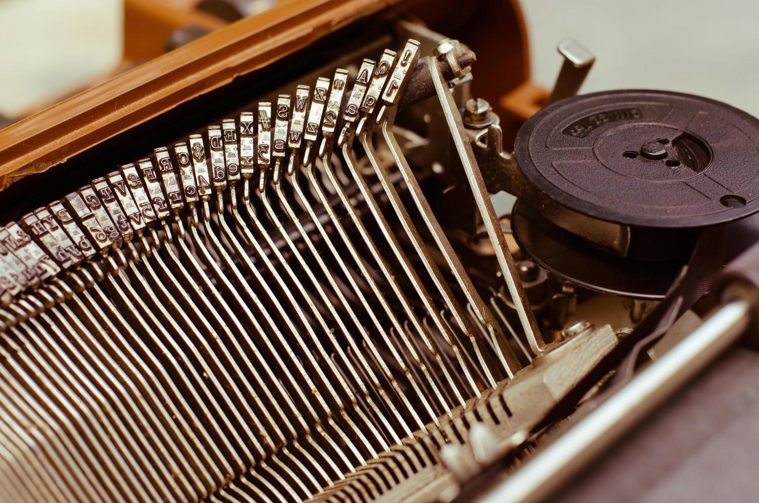 gammal engelsk skrivmaskin i värma årgång tona foto