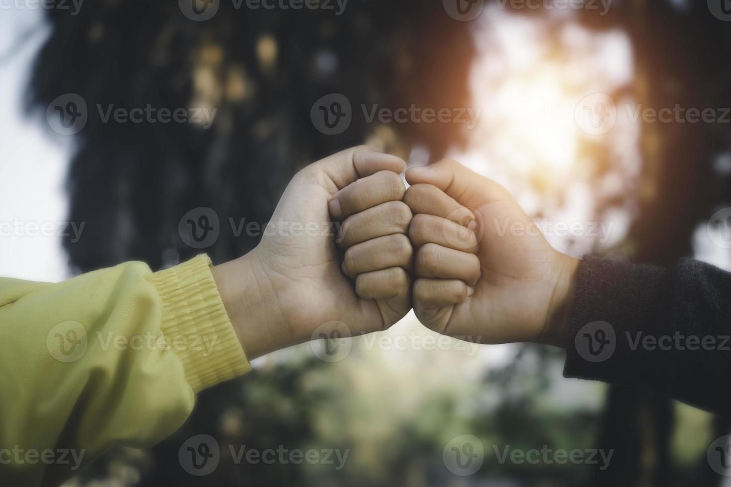 topp se ung man sätta deras händer tillsammans på gräs.efter arbete håller på med något Framgång de do att.partnerskap,samarbete,foto team Framgång och vinnare begrepp aning. foto