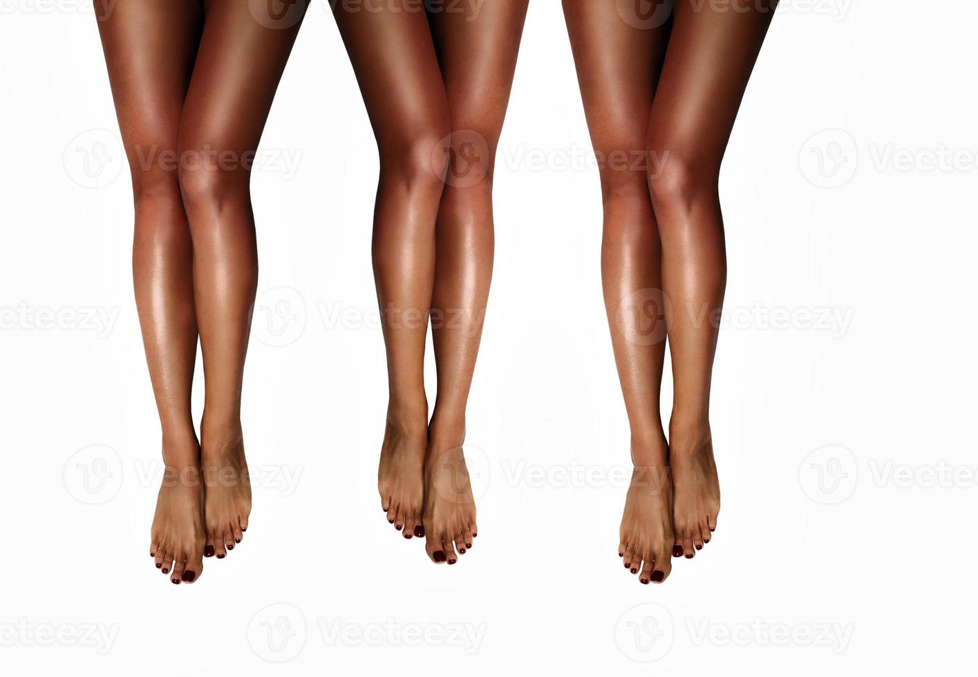 skön slät kvinnas ben efter laser hår avlägsnande på de vit bakgrund. behandling, teknologi begrepp foto
