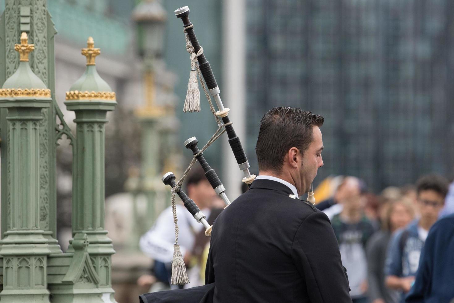 london, England - juli 15 2017 - man spelar cornamuse på London bro foto