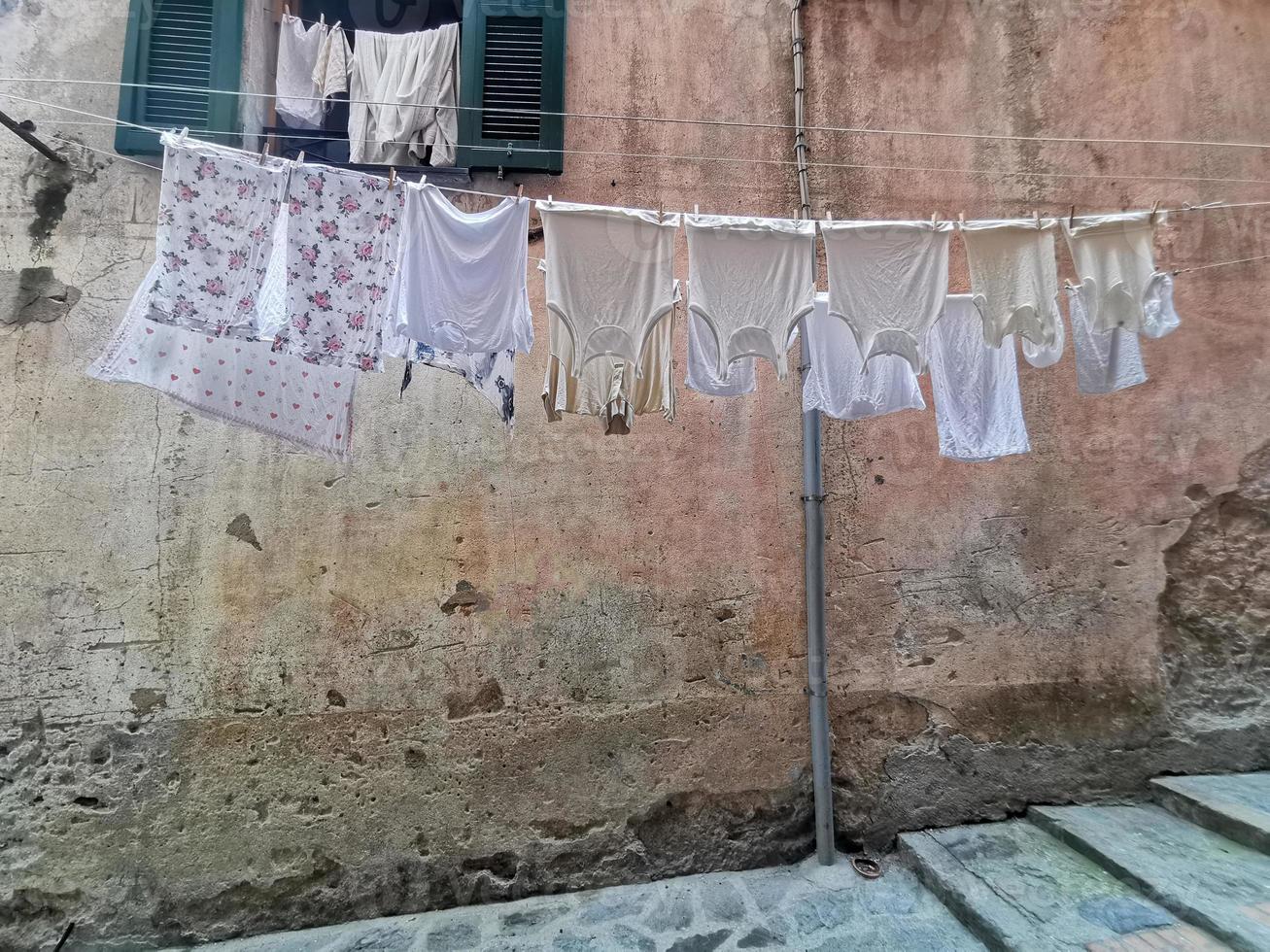 kläder hängande till torr i italiensk piktorisk by foto
