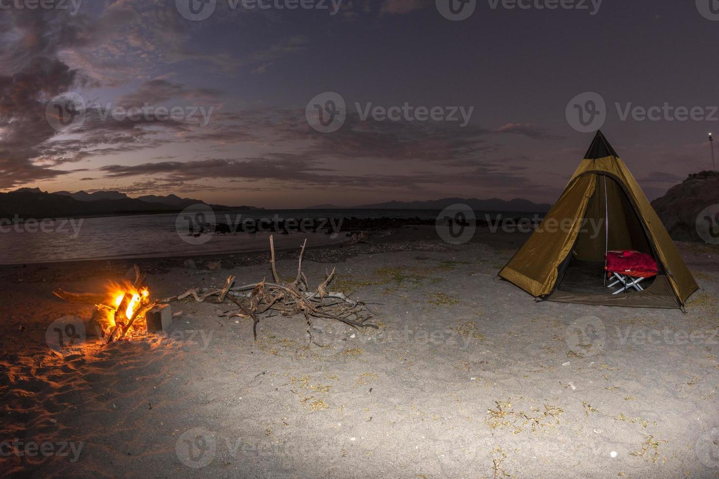 tält läger i öken- sandig strand i kalifornien på natt foto