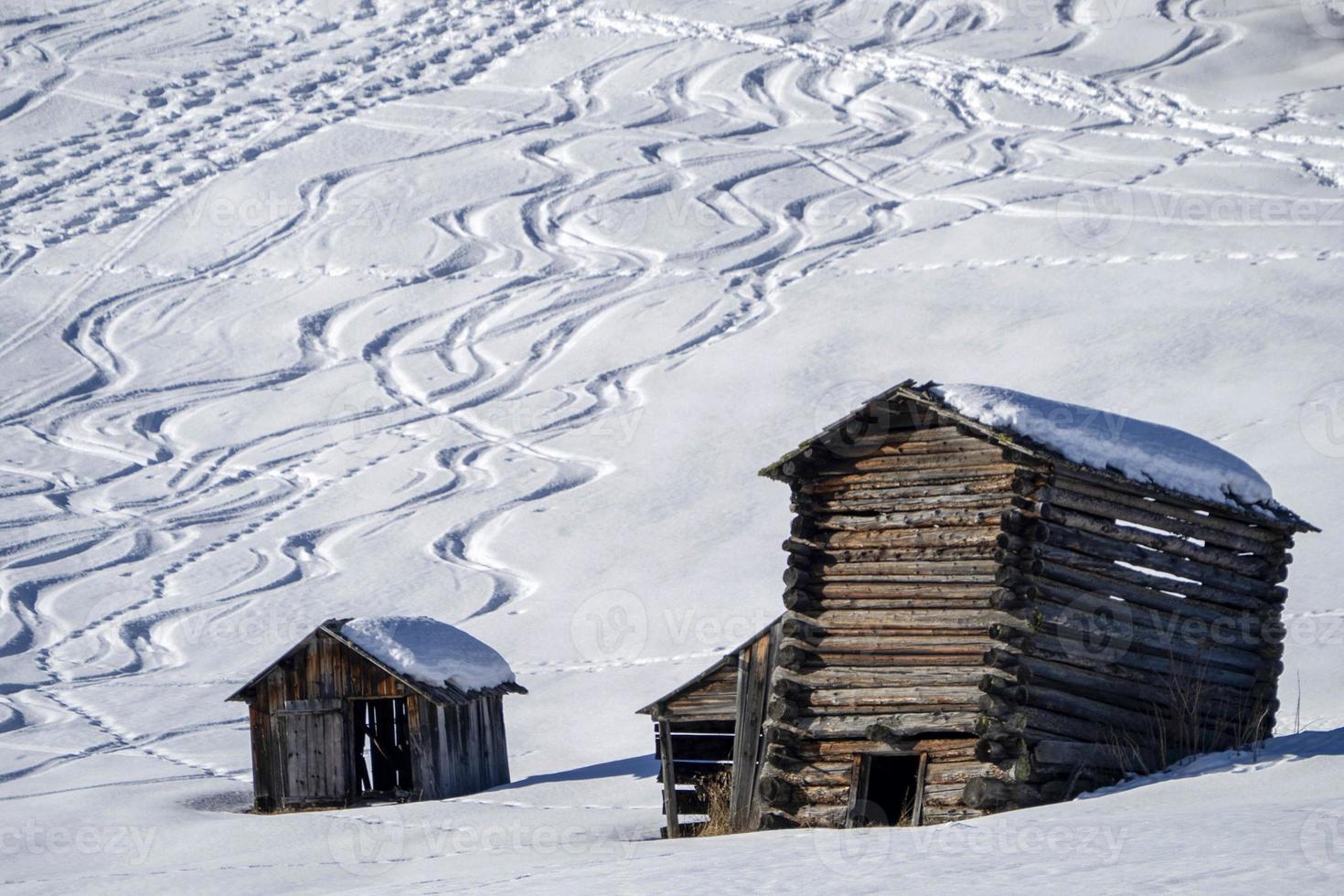 dolomiter snö panorama trä- hydda val badia armentara foto