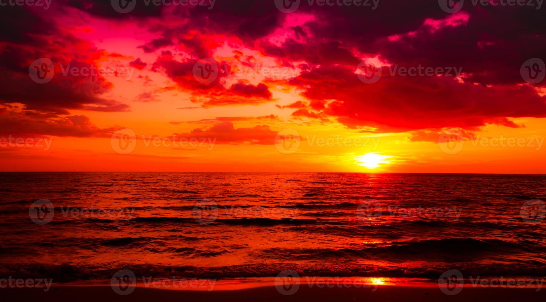 skön solnedgång över de hav på de tropisk strand rosa himmel bakgrund för resa och semester foto