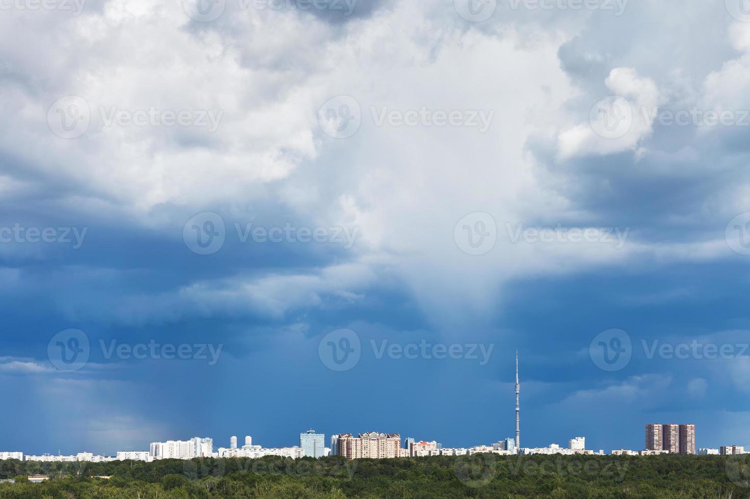 mörk blå storm moln över stad i sommar foto