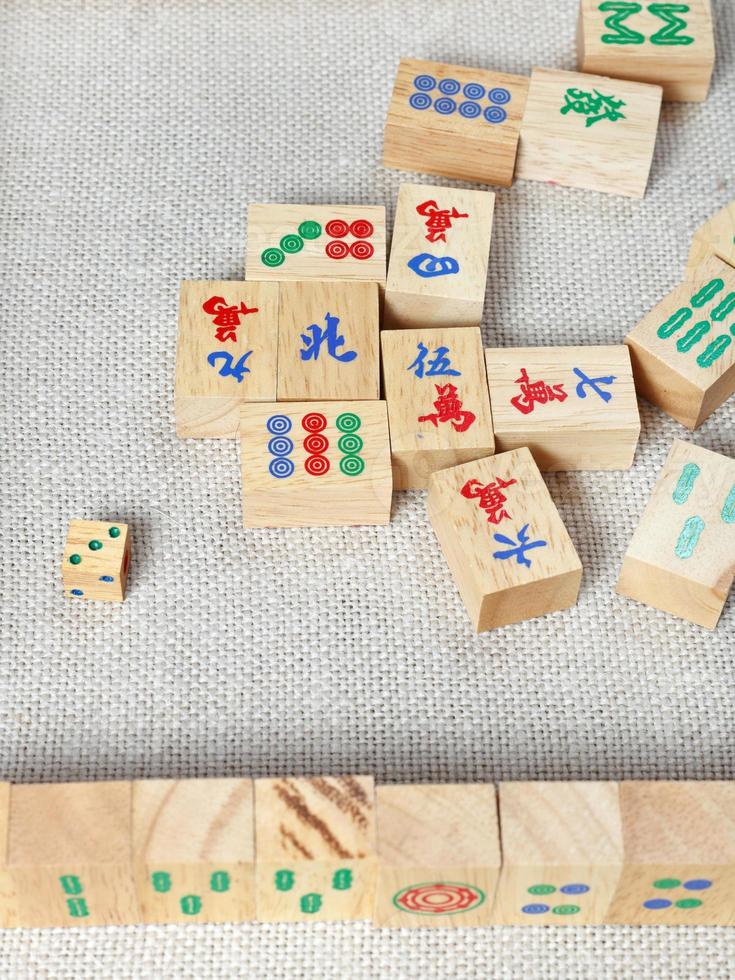 topp se av trä- plattor av mahjong skrivbord spel foto