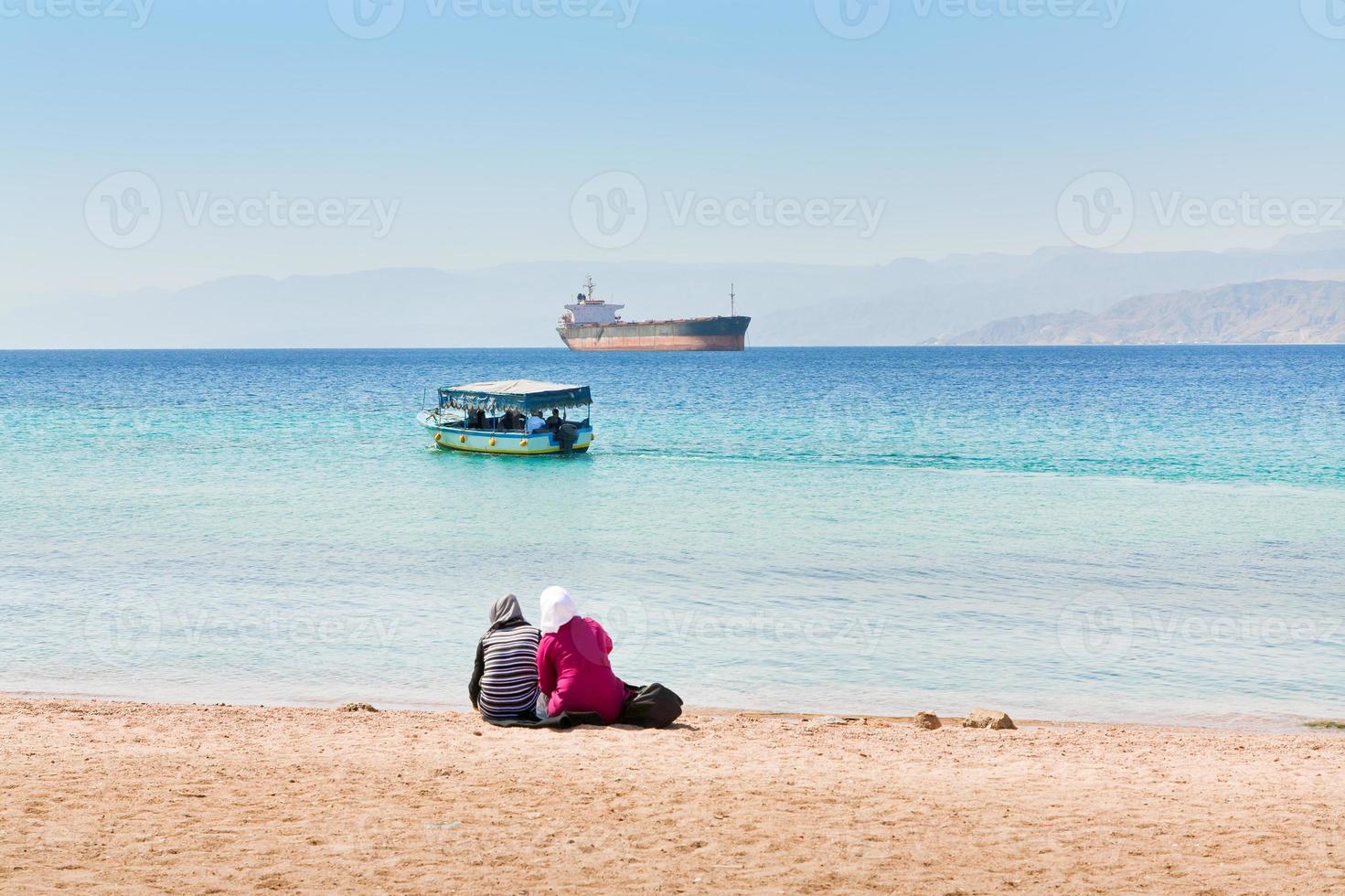 människor på urban strand i aqaba stad foto