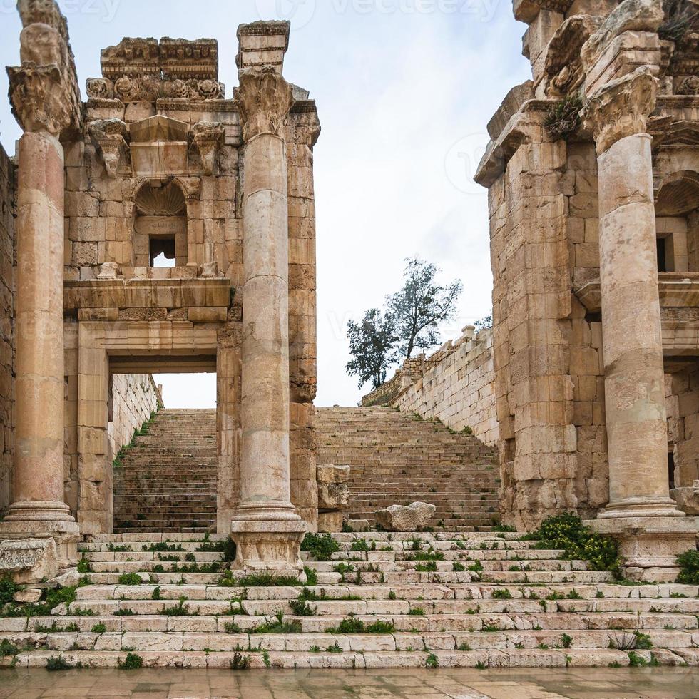 inkörsport till artemis tempel i jerash gerasa stad foto