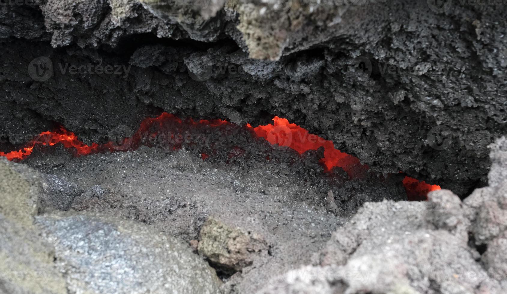 glimtar av lava nära islands nyaste vulkan, geldingadalir foto