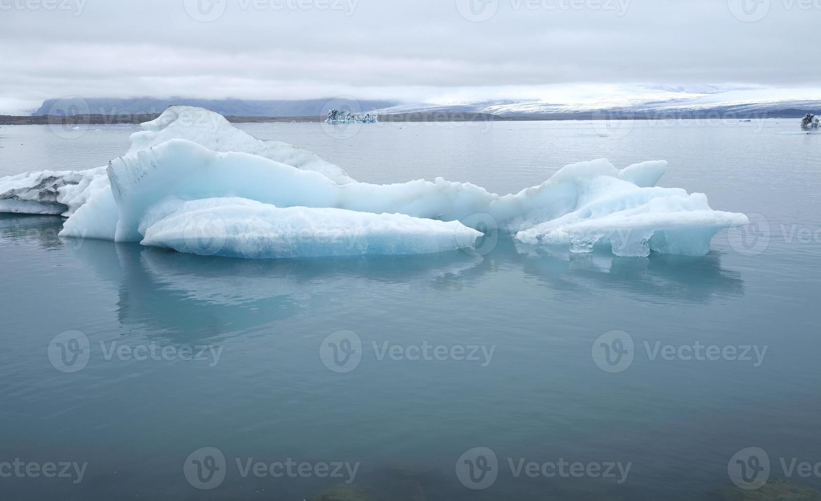 jokulsarlon glaciär lagun i island med isberg och klar vatten foto