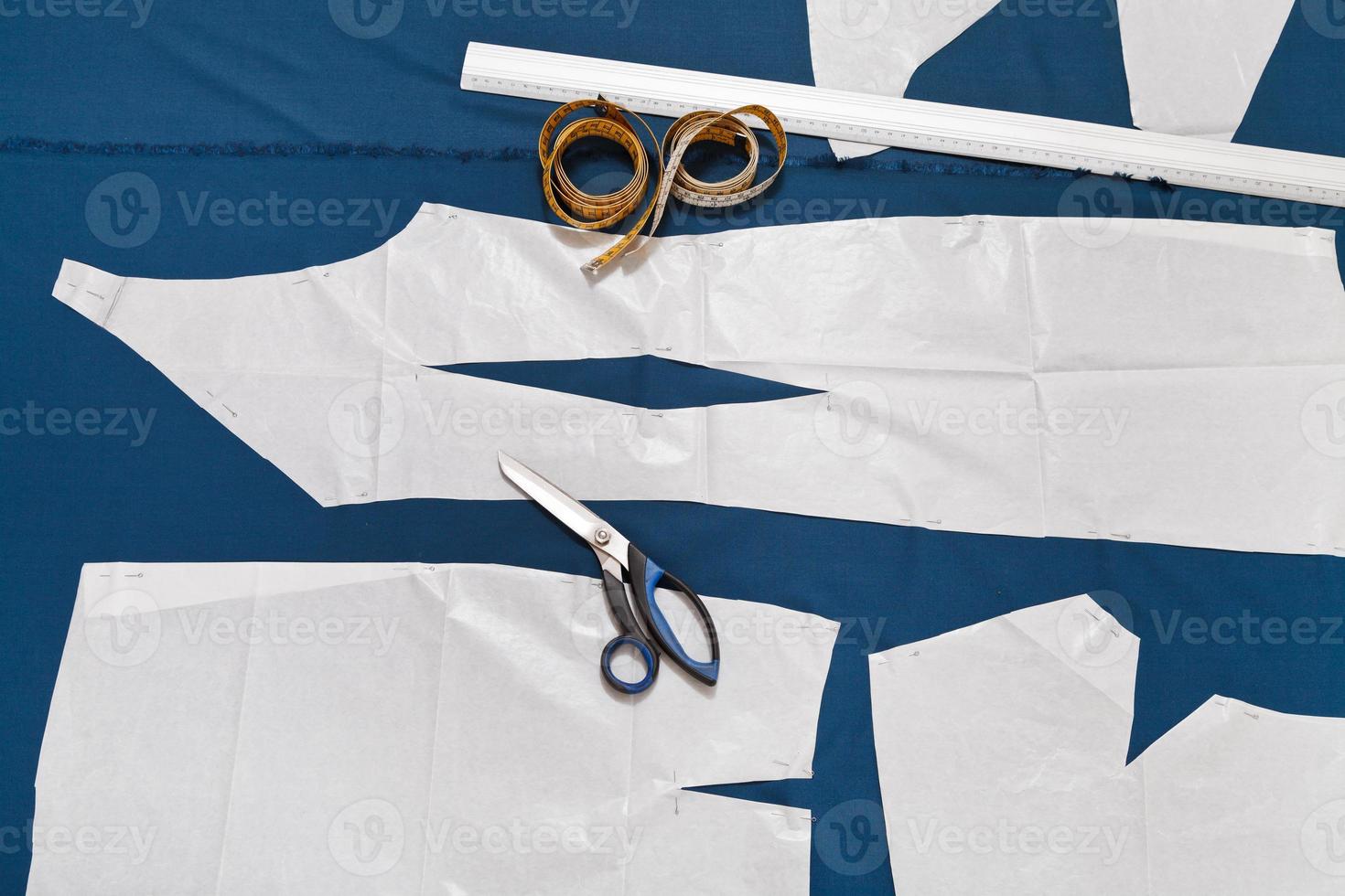 skräddare verktyg och papper prov av kläder foto