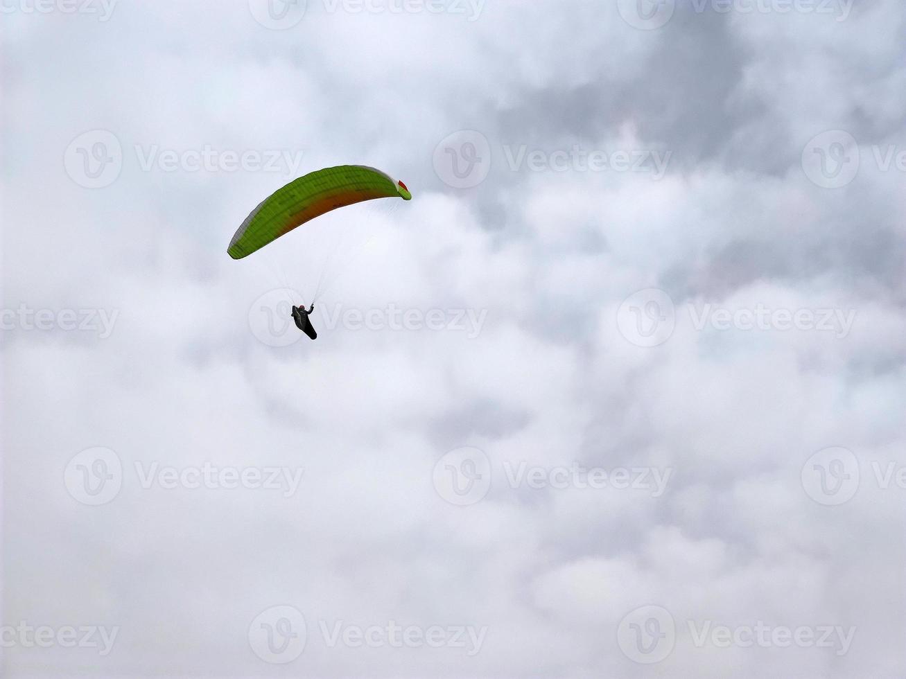 paraglider på molnig himmel foto