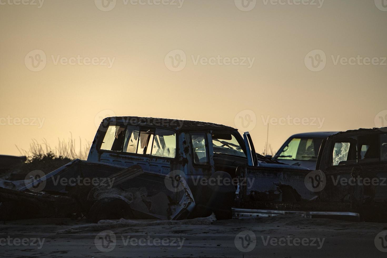 övergiven bilar silhuett på solnedgång foto