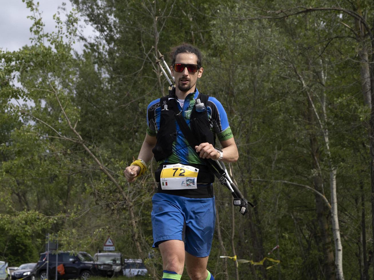 cantalupo ligur, Italien - Maj 15 2021 - sten dörr porte di pietra rättegång löpning maraton foto