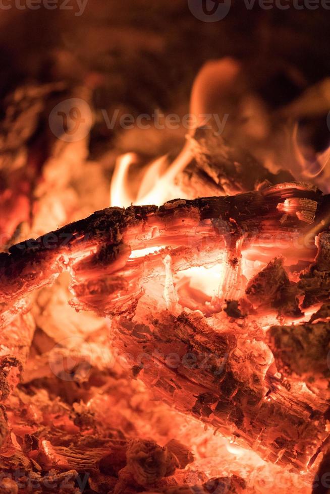 trä glöd detalj i brand plats foto