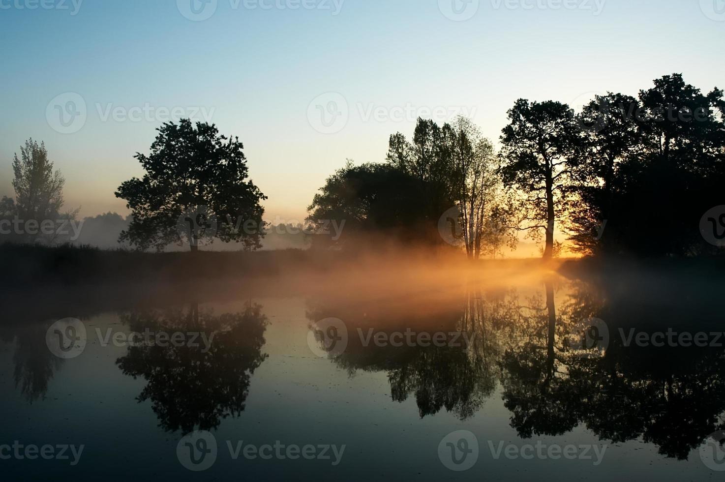 morgon- gryning och flod foto