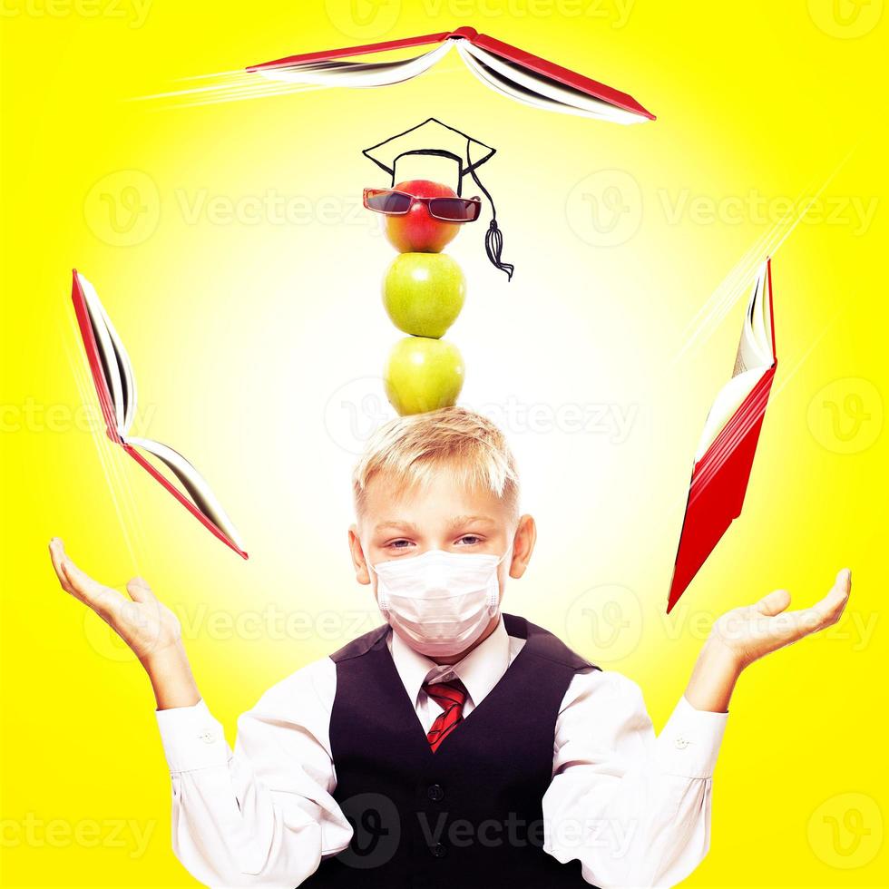 ung pojke med skydd mask mot korona virus på skola. foto