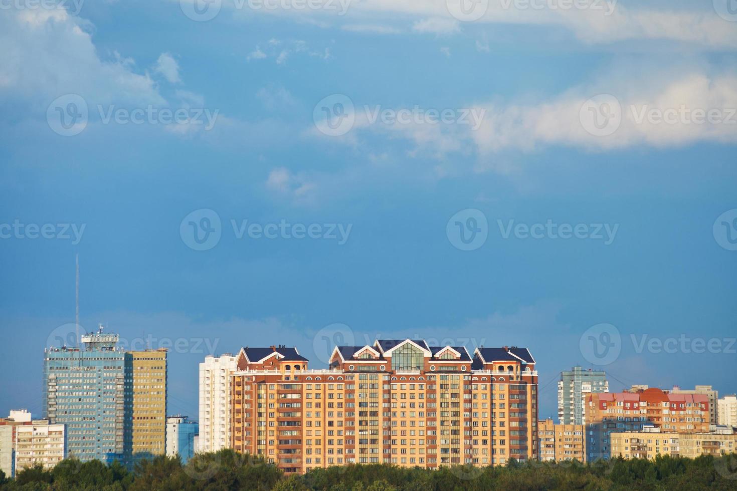 blå kväll himmel över urban distrikt foto