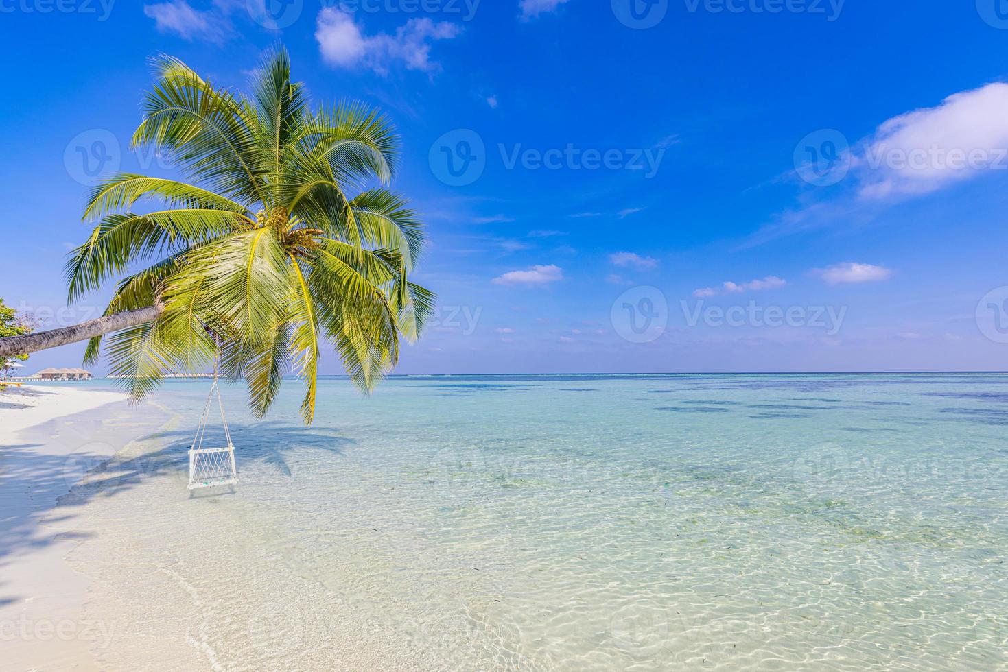 tropisk strand bakgrund. sommar ö med handflatan träd över lagun, strand gunga eller hängmatta hängande över lugna hav. Fantastisk strand landskap semester Semester, frihet, sorglös rekreations bakgrund foto