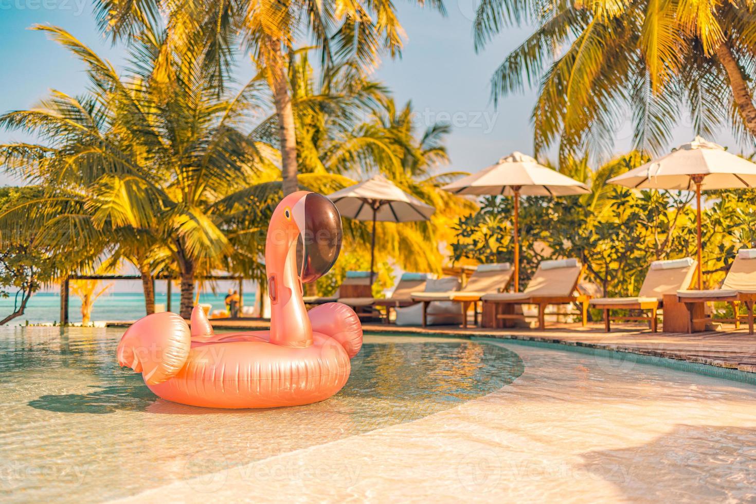 sommar turism simning slå samman uppblåsbar rosa flamingo, lyx tillflykt hotell vid poolen. Lycklig solnedgång tropisk paradis ö oändlighet slå samman hav se. semester, Semester roligt landskap. koppla av fritid foto
