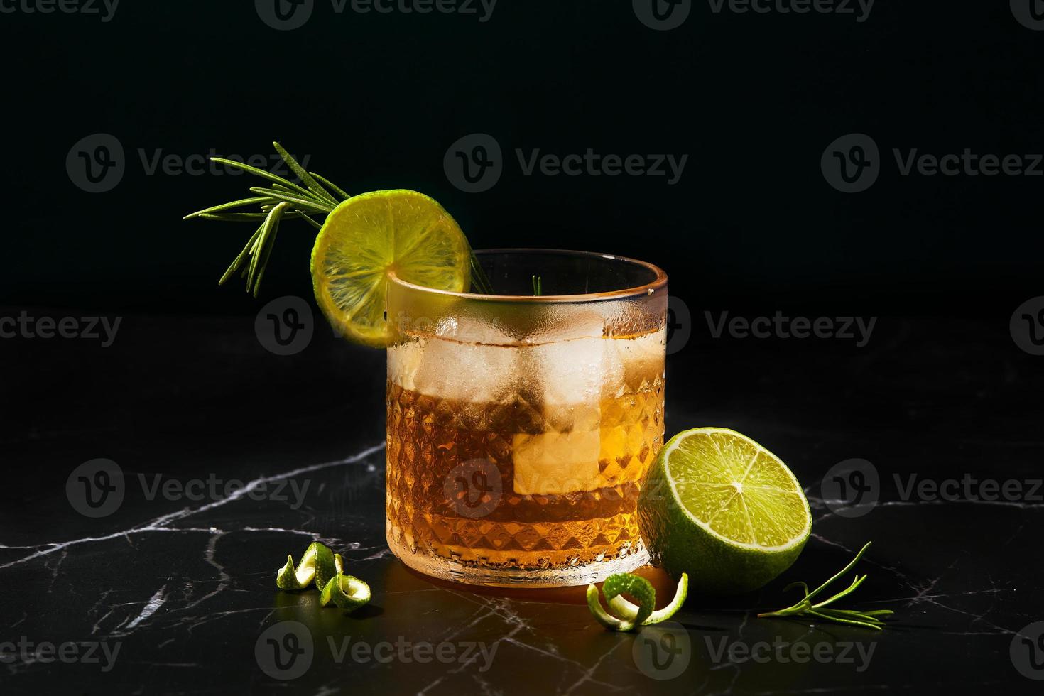 alkoholhaltig eller alkoholfri cocktail med kalk och rosmarin på en mörk marmor tabell foto