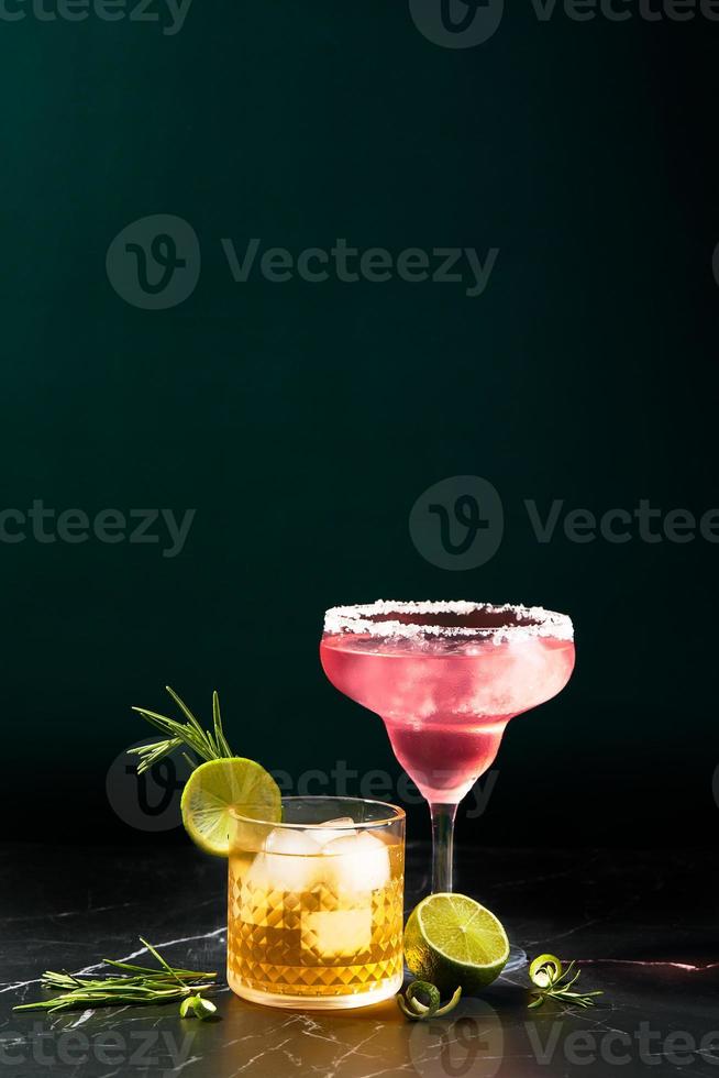 alkoholhaltig och alkoholfri cocktails på en mörk marmor tabell. sommar förfriskningar foto