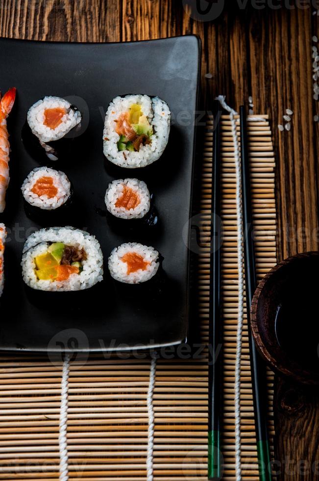 underbar sushiset, orientaliskt tema på det gamla träbordet foto