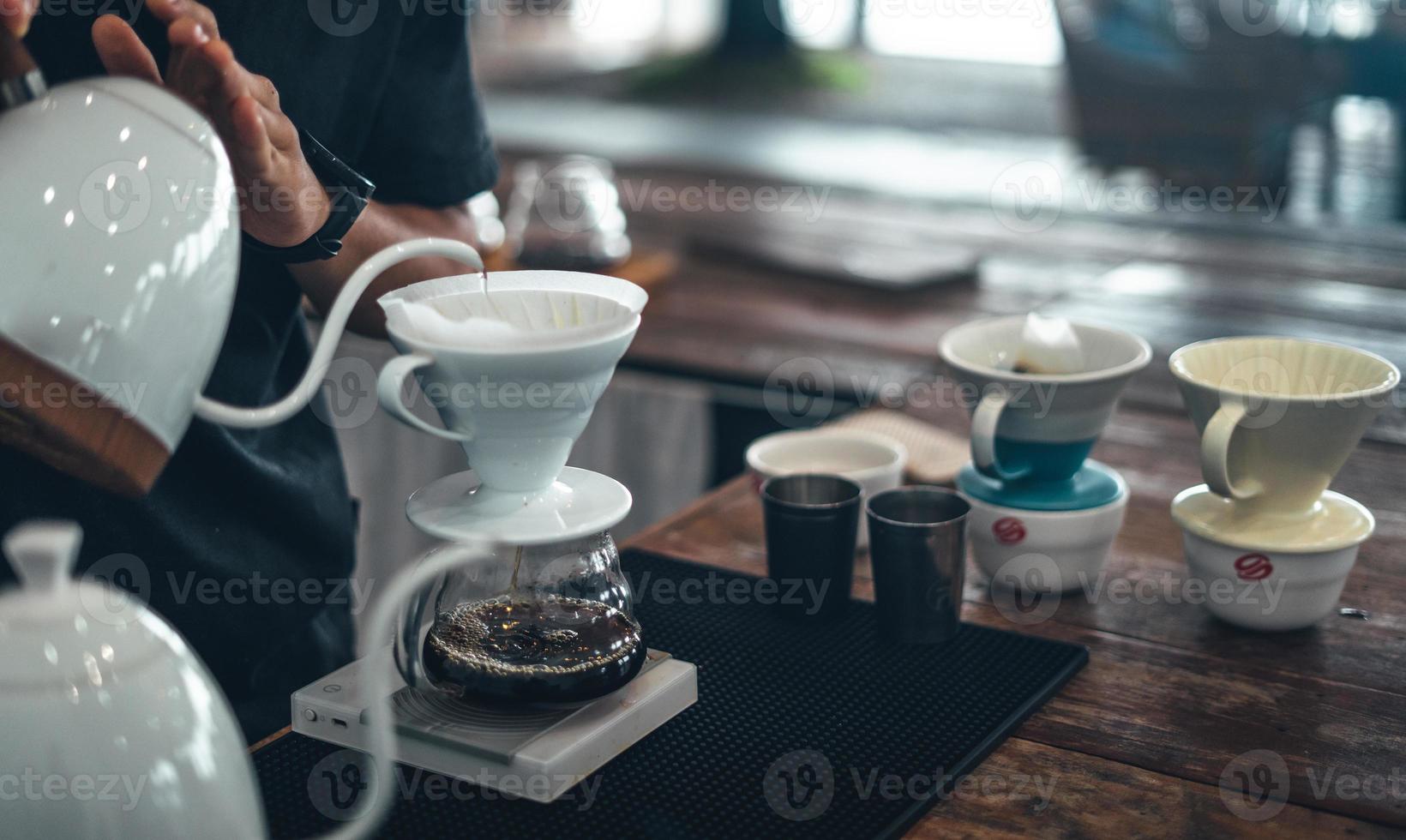 droppa kaffe, nära upp av hand bryggning kaffe foto