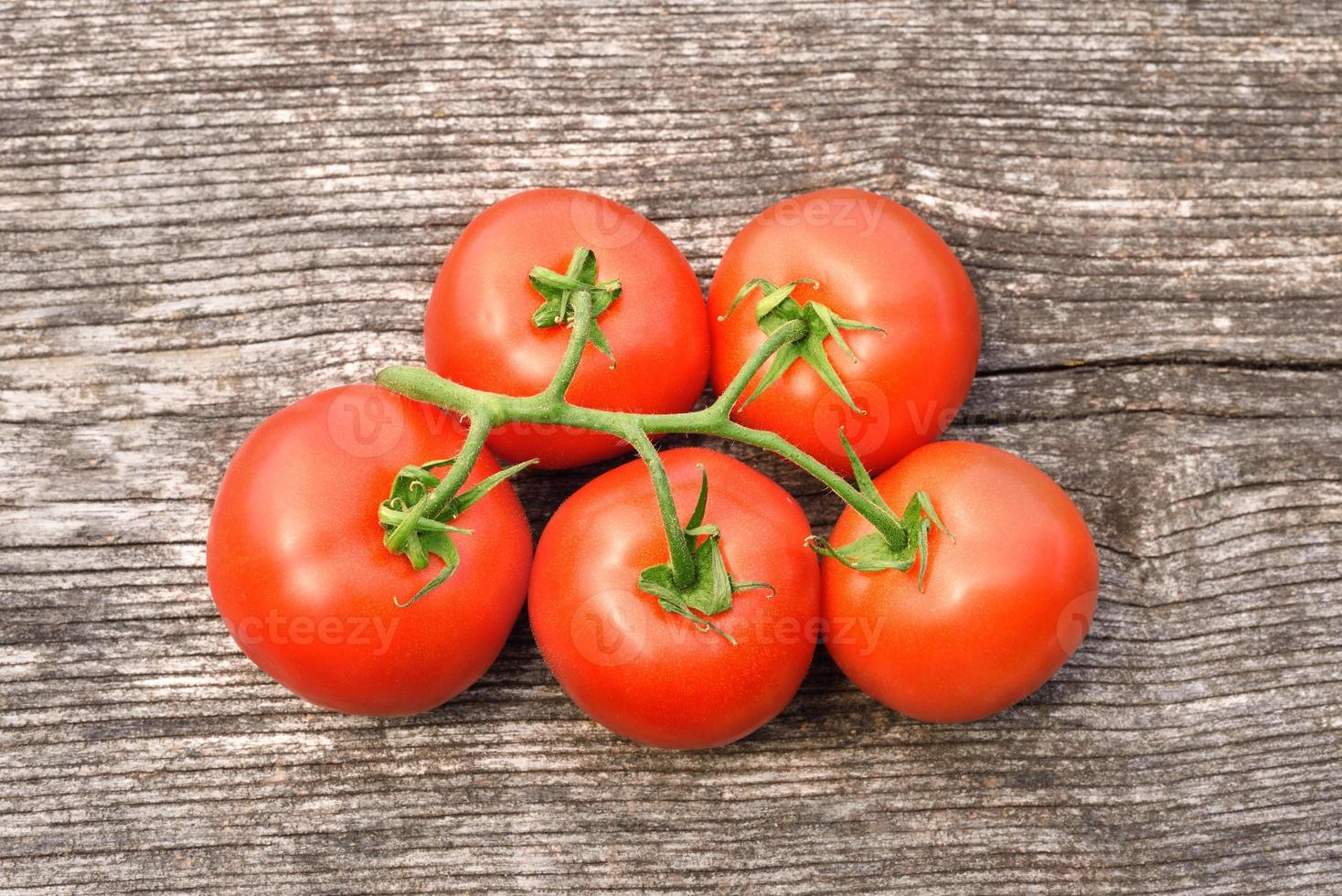 mogen tomat på träbakgrund foto