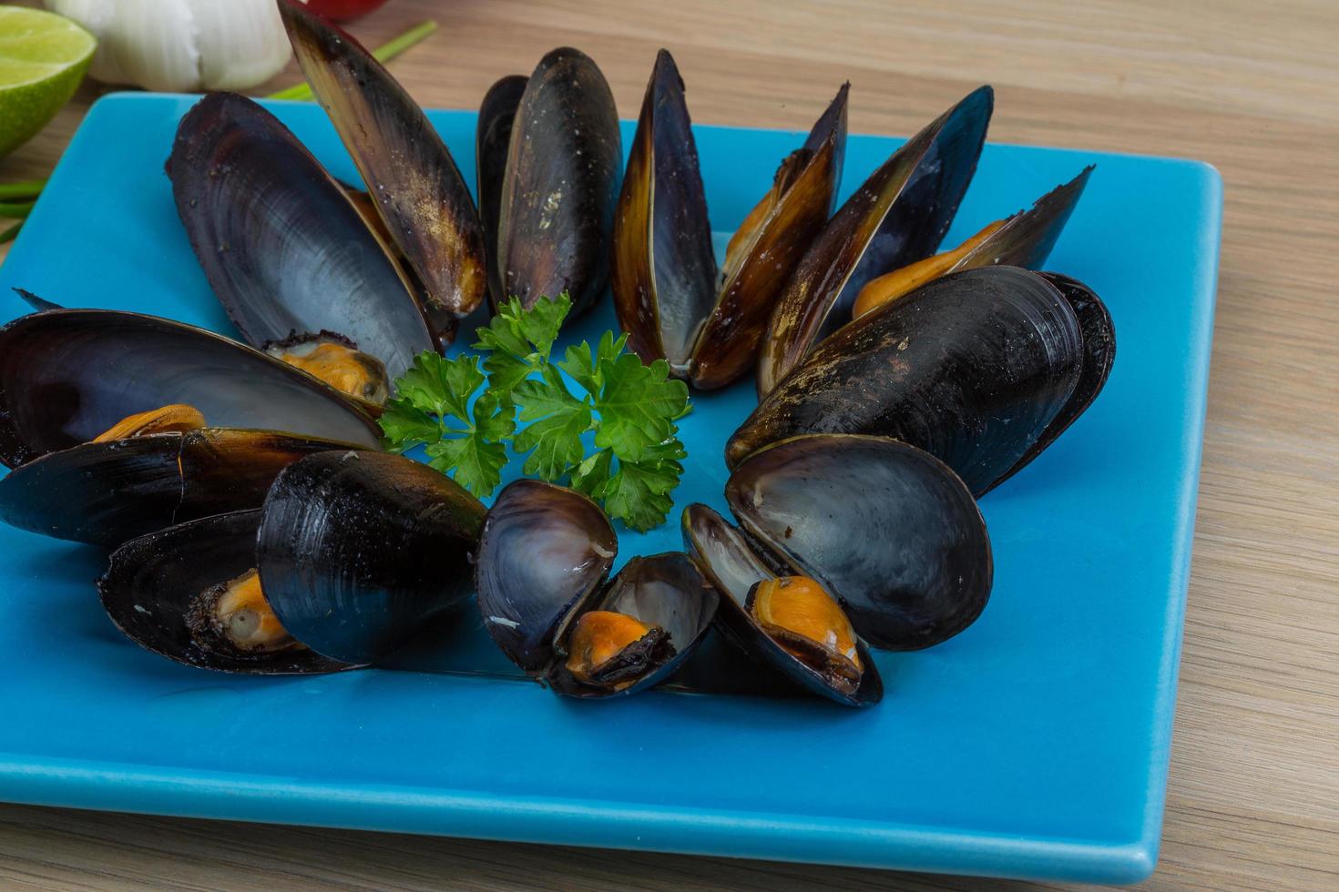 musslor på de tallrik och trä- bakgrund foto