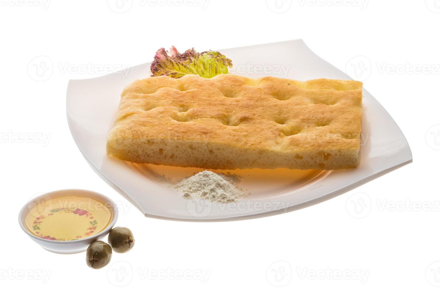oliv bröd på de tallrik och vit bakgrund foto