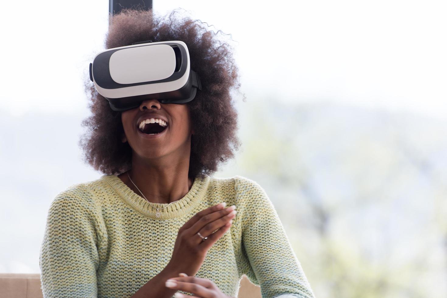 svart kvinna använder sig av vr headsetet glasögon av virtuell verklighet foto