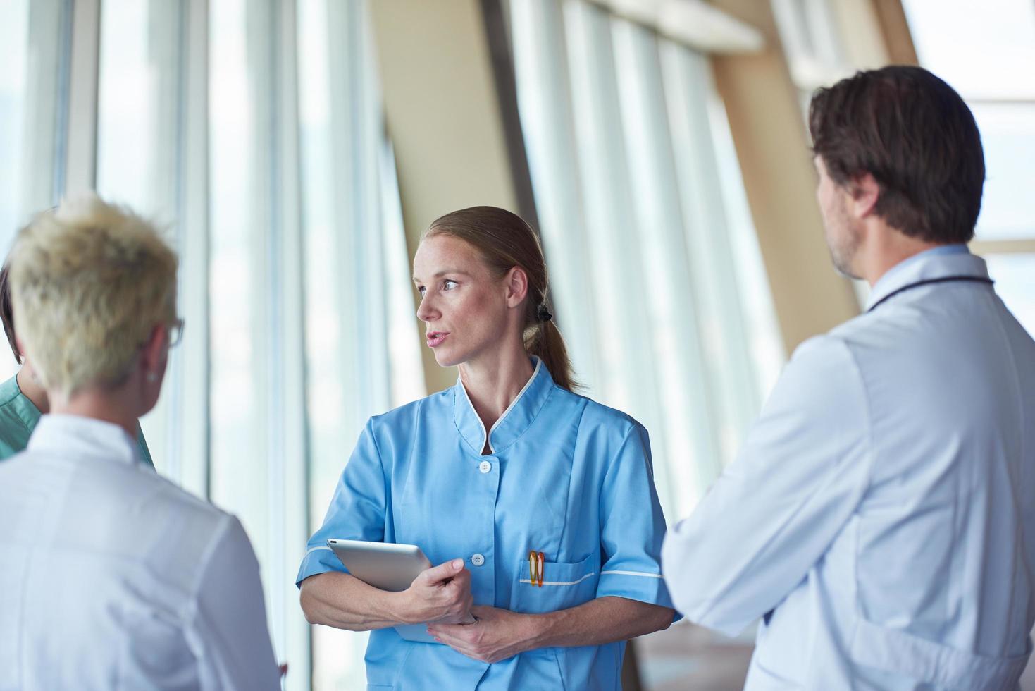 grupp av medicinsk personal på sjukhus foto