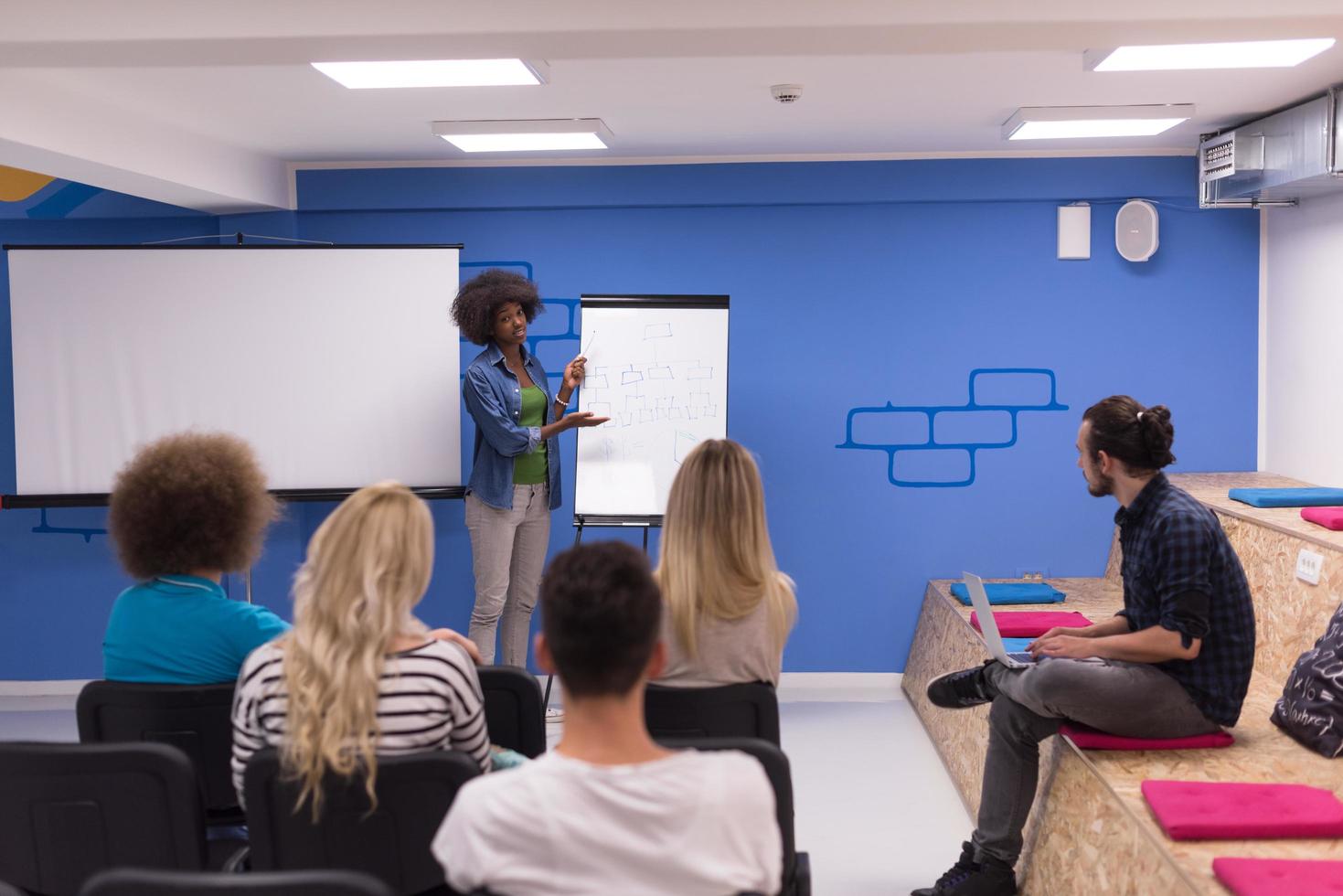 svart kvinna högtalare seminarium företags- företag möte begrepp foto