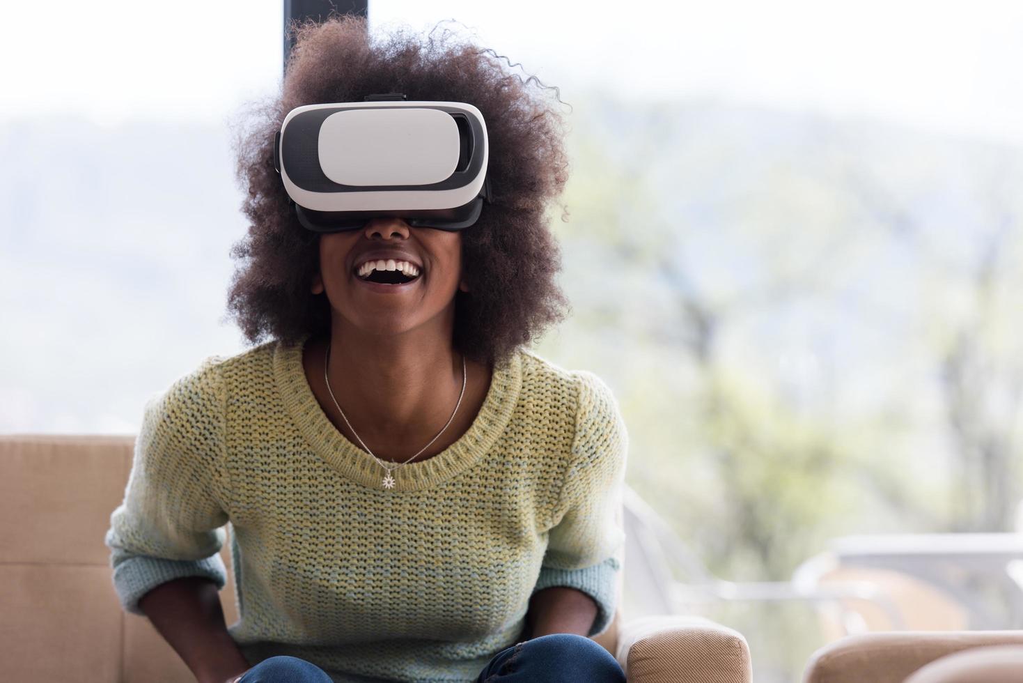 svart kvinna använder sig av vr headsetet glasögon av virtuell verklighet foto