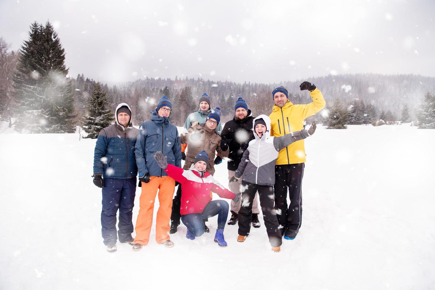 porträtt av grupp ung människor i skön vinter- landskap foto