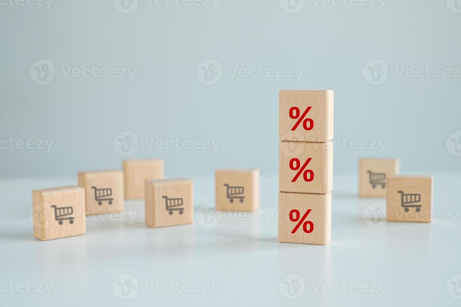 procentsats tecken på stack av block och vagn vagn ikon på trä- kub, försäljning rabatt och uppkopplad handla företag begrepp. konsument samhälle trend. försäljning volym öka göra företag växa. foto