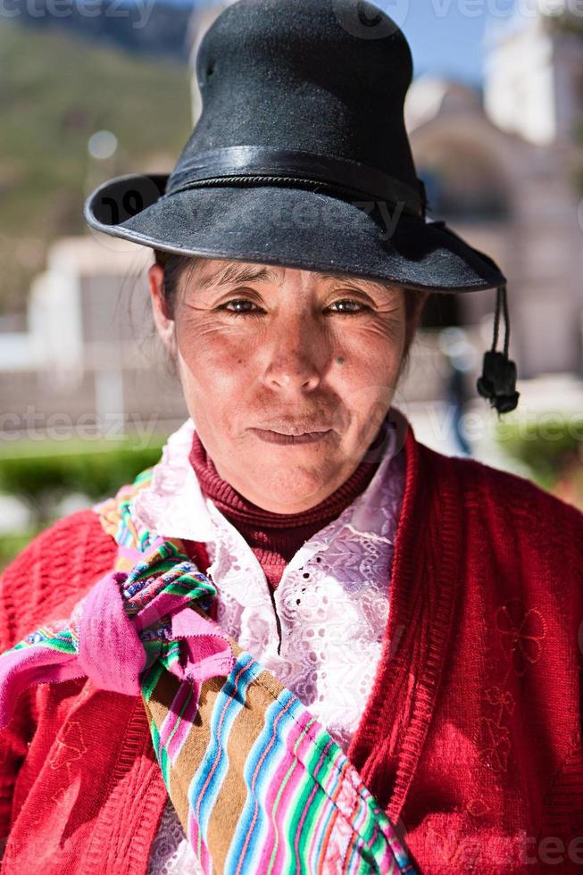 peruansk kvinna i nationella kläder, chivay, peru foto