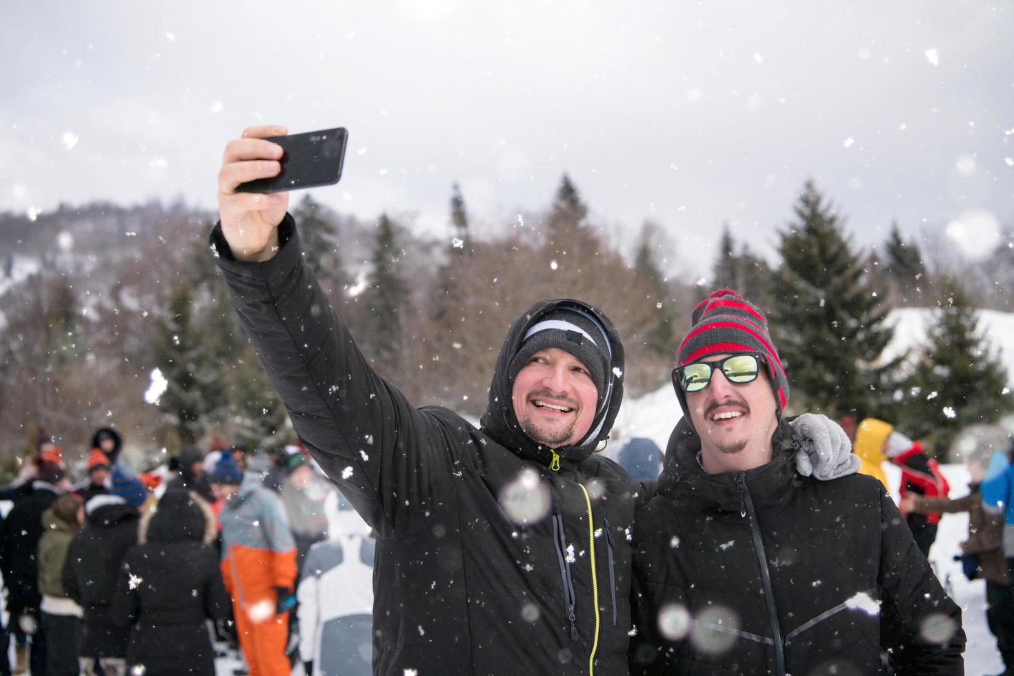 grupp av ung människor tar selfie i skön vinter- landskap foto