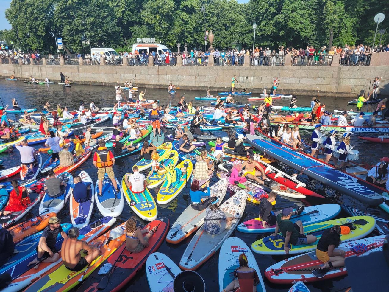 st Petersburg, Ryssland, 2022 - sjuor internationell supera festival tog med sex tusen människor i ett plats och pank värld spela in foto