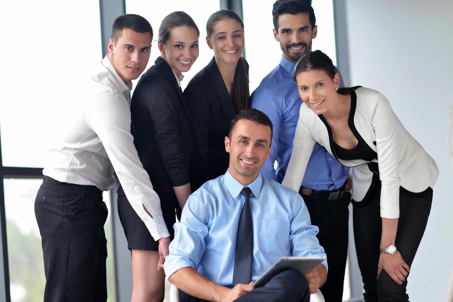 företag människor grupp i en möte på kontor foto