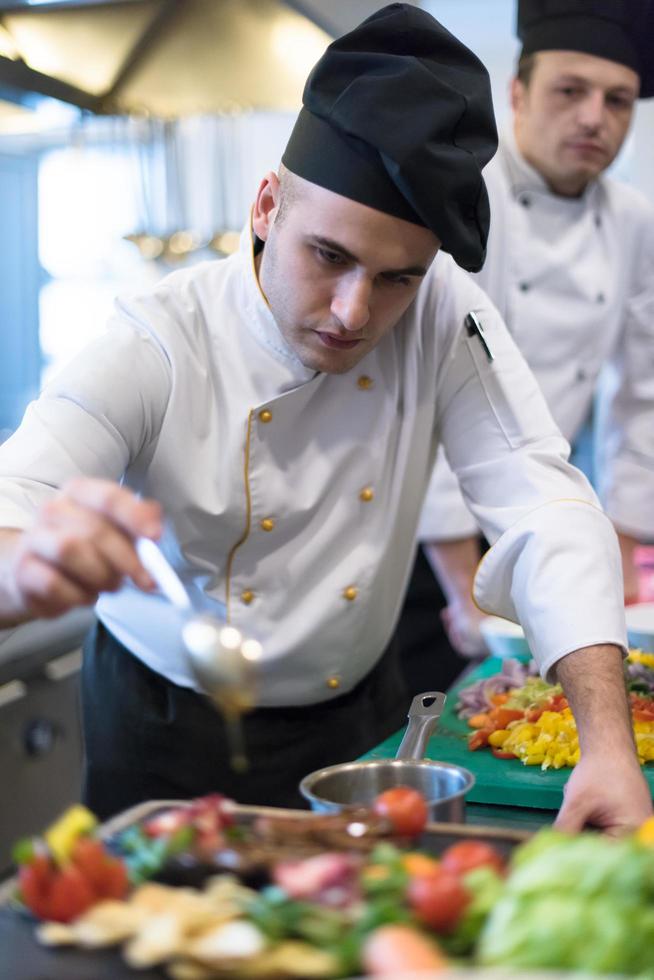 kock efterbehandling biff kött tallrik foto