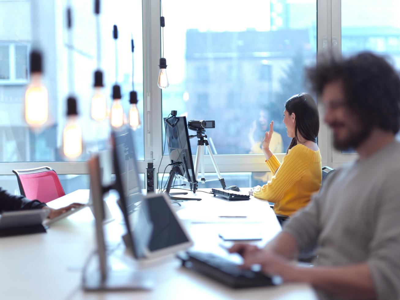 företag kvinna ha uppkopplad möte i modern öppen Plats coworking kontor foto